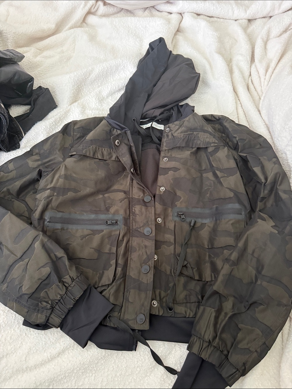blanc noir Women's Hooded Camo Windbreaker Jacket - Black/Gray